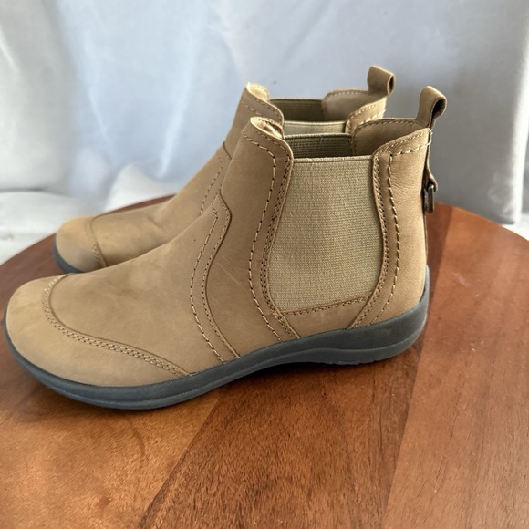 Earth Faine Slip On Flat Round Toe Tan Leather Ankle Boot Women's Size 5 - Picture 2 of 13